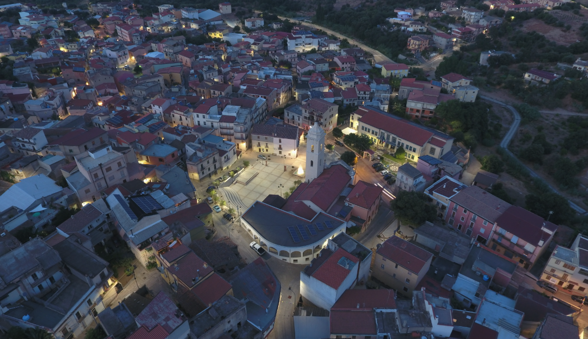 Loceri e la piazza della chiesa visti dall'alto al tramonto
